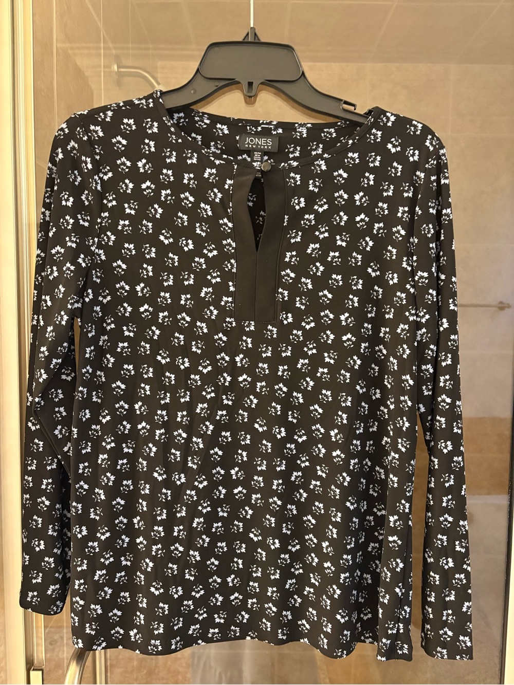Jones New York Black and White Floral Keyhole Top